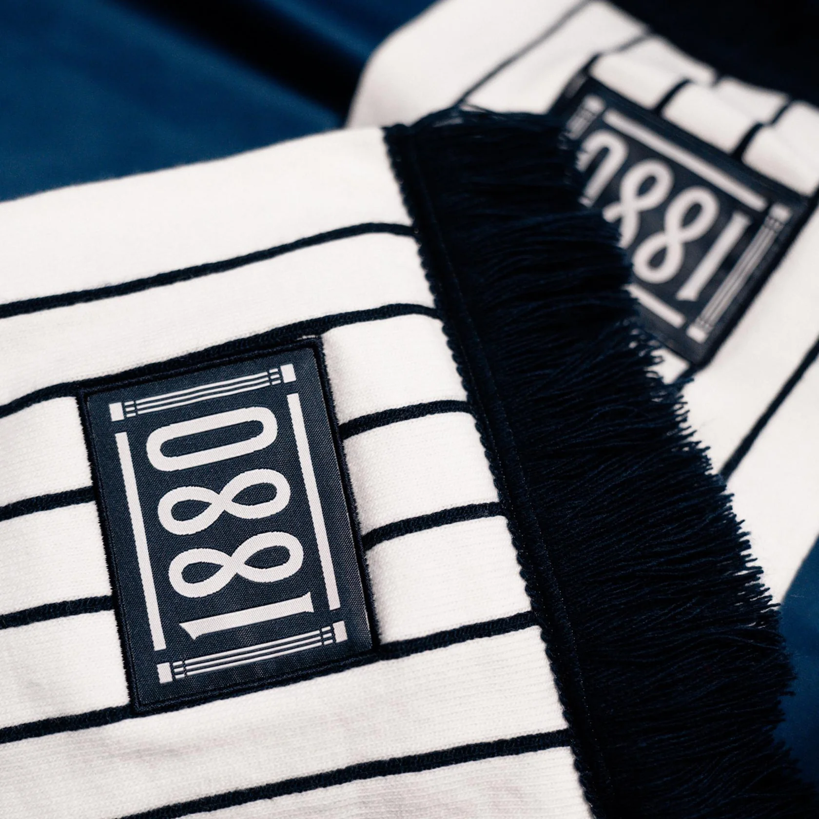 AGF Halstørklæde - Hvid med Gotisk logo og 1880